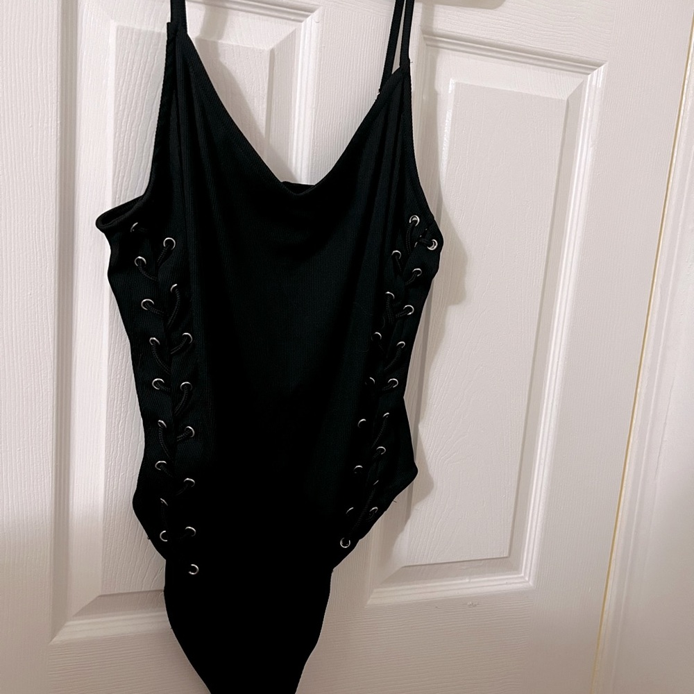 Body suit with design in the side
